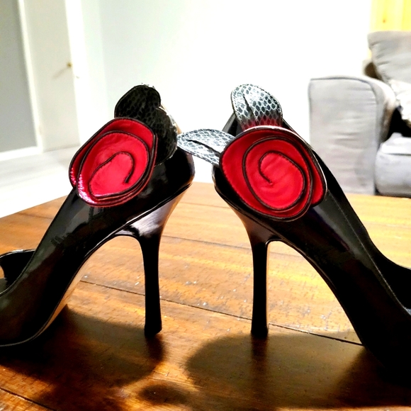 NWTs patent leather 3-D rose flower d'orsay pumps - Picture 8 of 12